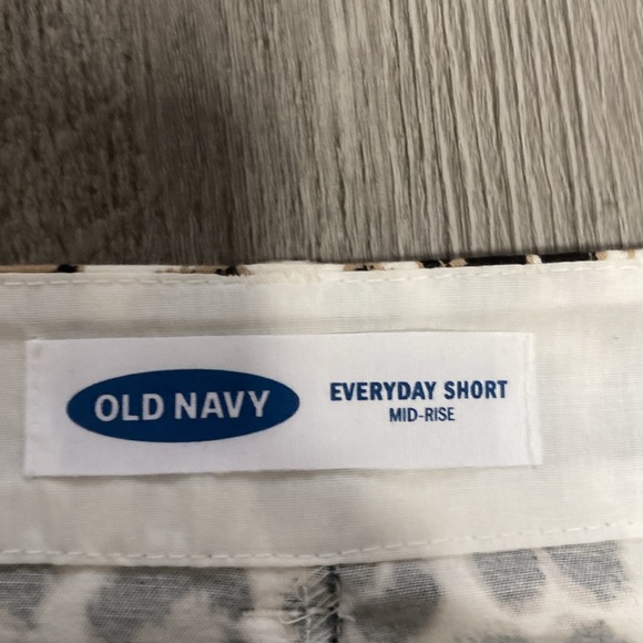 Old Navy Everyday Short Mid Rise Leopard Print - Picture 3 of 4